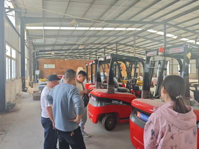 Mongolian Customer Places On-Site Order for Four-Wheel Vehicles and Electric Forklifts at Keruide